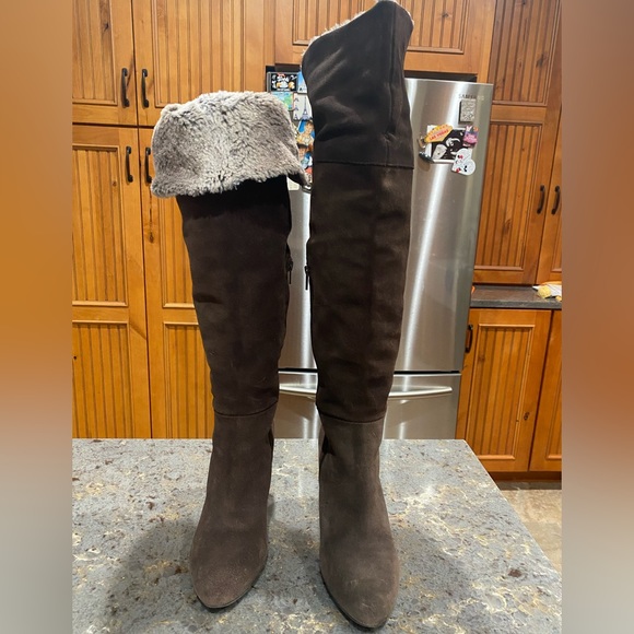 Brand: BCBGeneration Model: BG-Mocha Color: Onyx Oily calf suede Size: 9 - Picture 3 of 10